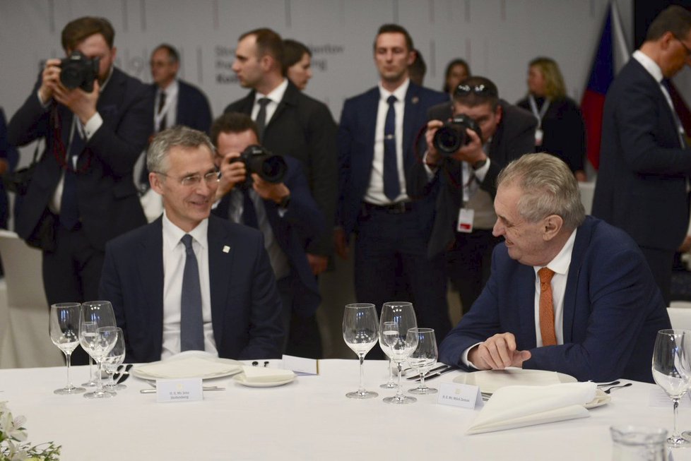 Zeman diskutuje s generálním tajemníkem NATO Jensem Stoltenbergem na schůzce B9 v Košicích.