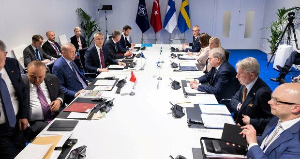 Rozšíření NATO nic nebrání! Turecko přestalo blokovat vstup Švédska a Finska. Proč ustoupilo?