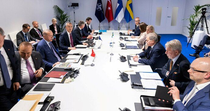 Rozšíření NATO nic nebrání! Turecko přestalo blokovat vstup Švédka a Finska. Proč ustoupilo?
