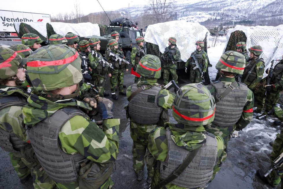 Švédští vojáci při cvičení s NATO, 22. března.