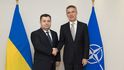 Ukrajinský ministr obrany Stepan Poltorak s generálním tajemníkem NATO Jensem Stoltenbergem