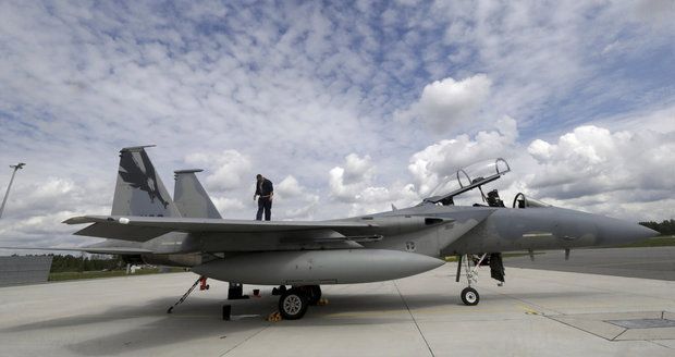 NATO vyšle tým do Iráku. Aliance se rozroste, vstupuje do ní Černá Hora