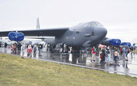 B-52 Stratofortress byl uveden do provozu v roce 1952, v Sovětském svazu byl ještě u moci Stalin, v Československu Gottwald. Přesto je stále nedílnou součástí americké armády.