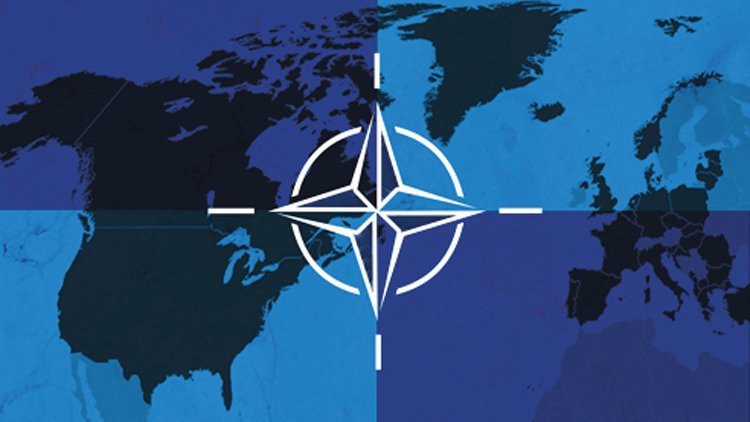 Logo NATO společně s mapou členských zemí aliance