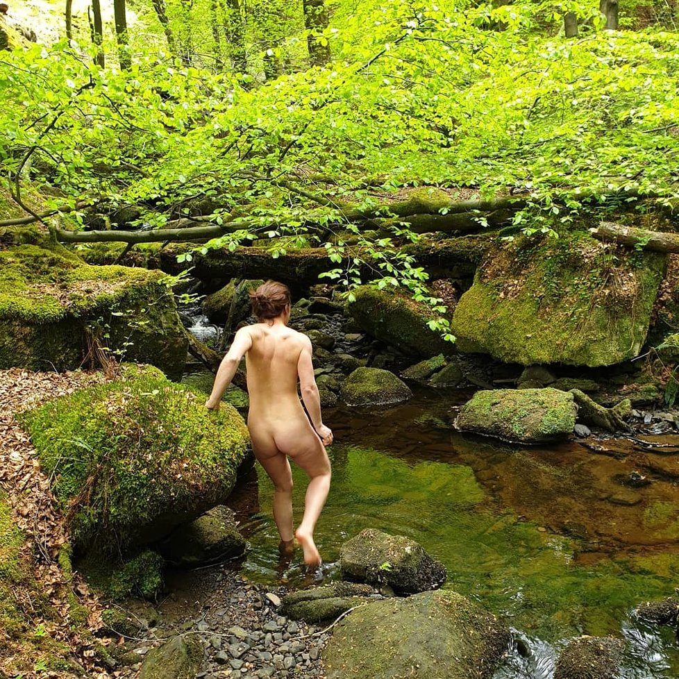 Hvězda sociálních sítí Naturist Fitness Girl zase bojuje nahotou proti pandemii: Nahá chodí na procházky, vaří a leze i po skalách!