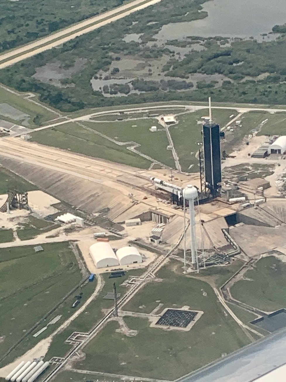 Dragon Endeavour a Falcon 9 na rampě na Kennedyho vesmírném středisku.