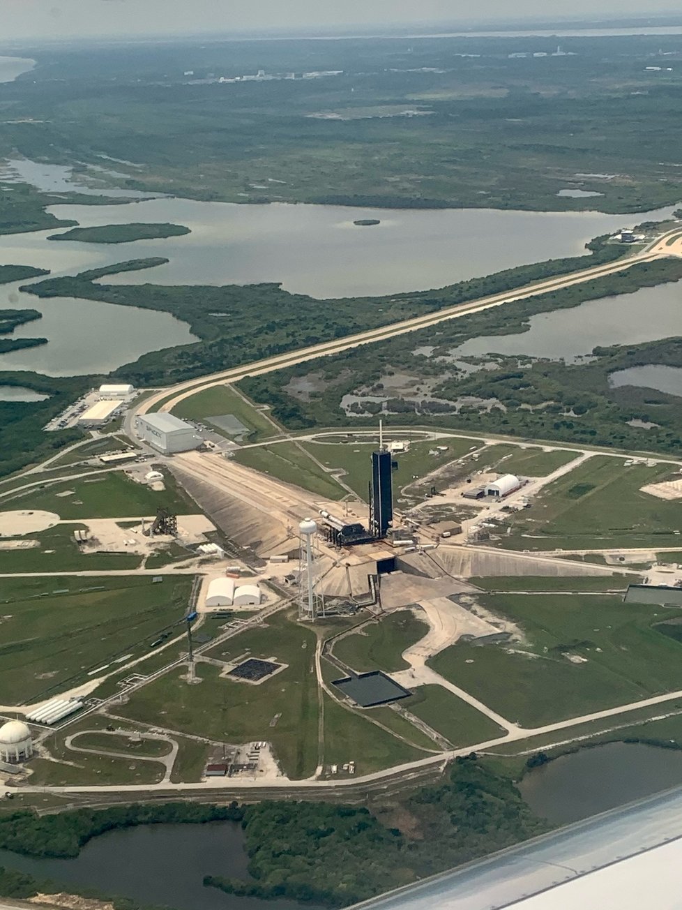 Dragon Endeavour a Falcon 9 na rampě na Kennedyho vesmírném středisku.