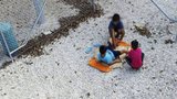 Dětem uprchlíků hrozí smrt. USA je odmítly, protestní hladovka se změnila v horor