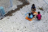 Dětem uprchlíků hrozí smrt. USA je odmítly, protestní hladovka se změnila v horor