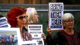Ochránci lidských práv požadují, aby australská vláda zrušila uprchlický tábor na ostrově Nauru a přivezla uprchlíky do Austrálie.