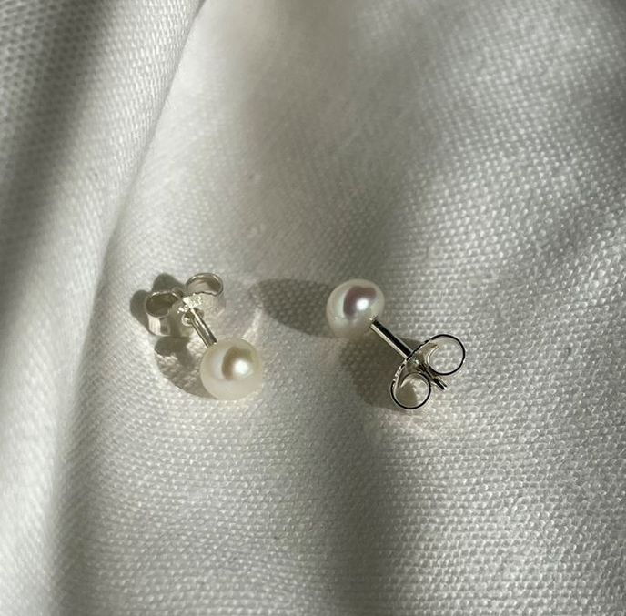 Náušnice Single Pearl, Karla Olšáková přes Czechdesign.cz, 990 Kč Náušnice Single Pearl, Karla Olšáková přes Czechdesign.cz, 990 Kč