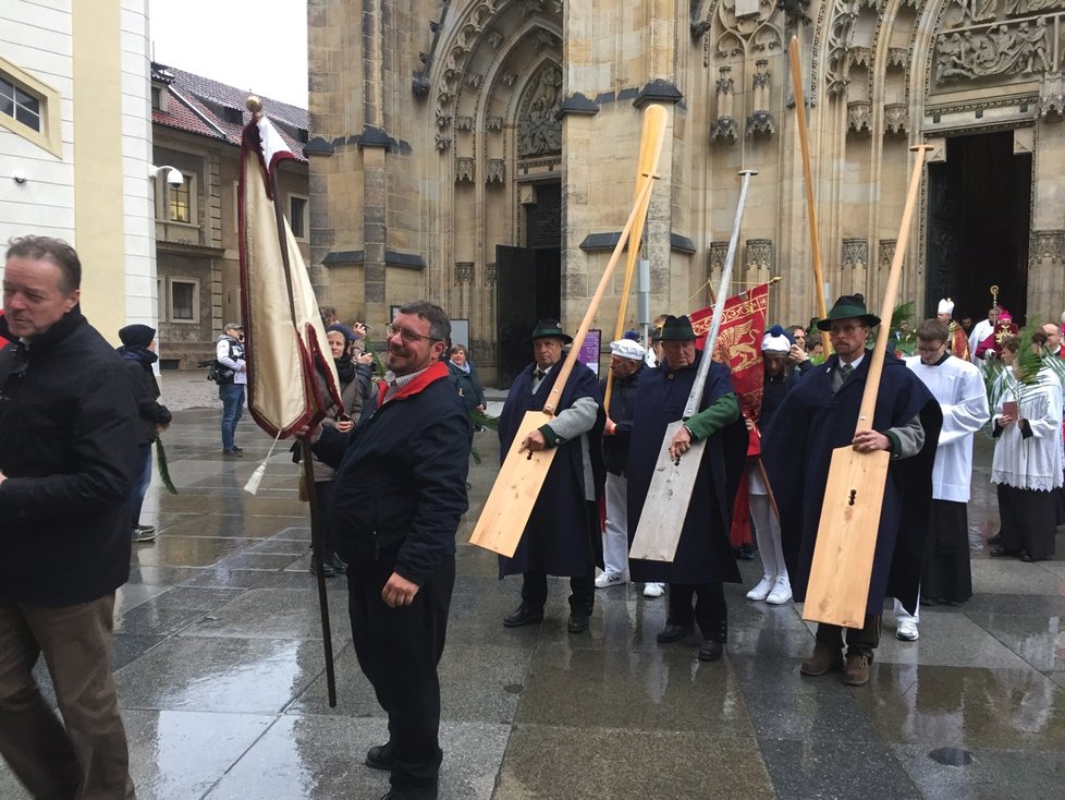 Navalis 2019: Po mši v katedrále sv. Víta vyšlo na Karlův most procesí. Účastnilo se ho několik stovek lidí. Na Karlově mostě se pak jmenovali všichni svatí českých zemí. Na Vltavě už se  plavily první osvětlené lodě.