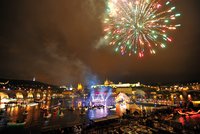 Gondoliéři a koncert na Vltavě? Prahou se prohání lodě z Benátek, začaly Svatojánské slavnosti