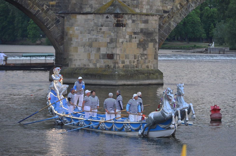 2018: Na Vltavě se v Praze slaví svatojánské slavnosti. Po hladině řeky plují benátské gondoly.