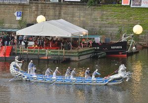 Na Vltavě se v Praze slaví svatojánské slavnosti. Po hladině řeky plují benátské gondoly.