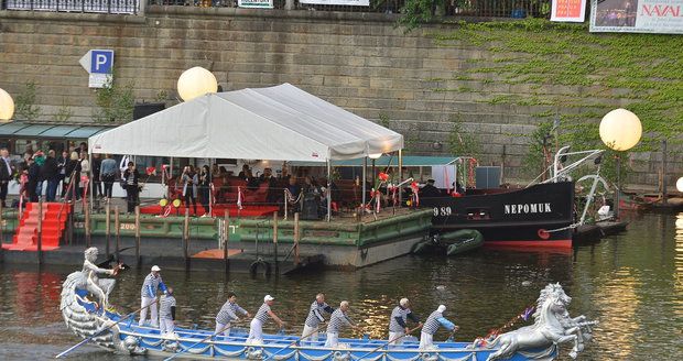 Vzácné gondoly z Benátek, parašutisté i ohňostroj: Svatojánské oslavy přilákaly do centra Prahy tisíce lidí