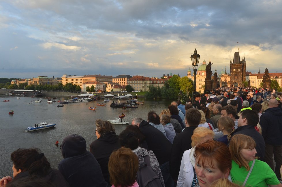 Na Vltavě se v Praze slaví svatojánské slavnosti. Po hladině řeky plují benátské gondoly.