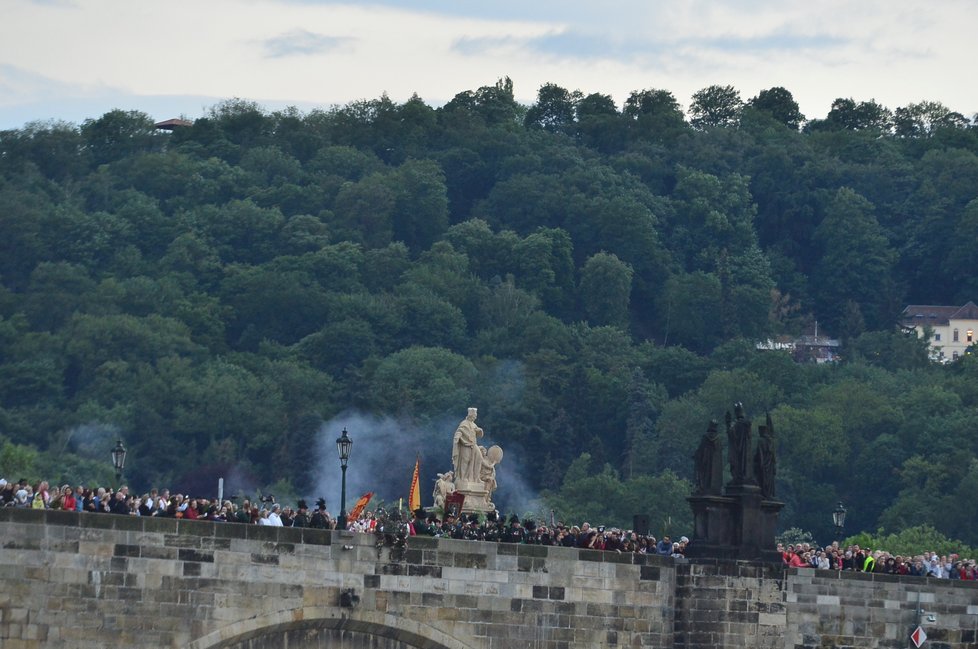 Na Vltavě se v Praze slaví svatojánské slavnosti. Po hladině řeky plují benátské gondoly.