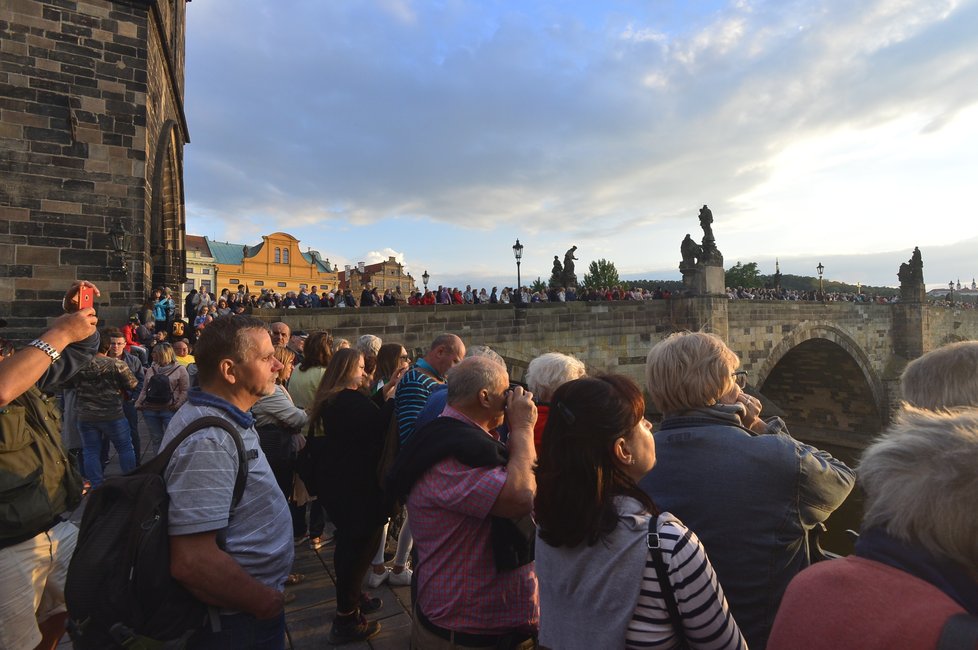 2018: Na Vltavě se v Praze slaví svatojánské slavnosti. Po hladině řeky plují benátské gondoly.