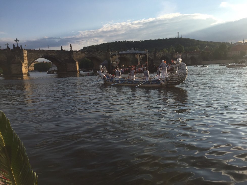 V Praze pokračují svatojánské slavnosti Navalis. Na Vltavě zní italština.