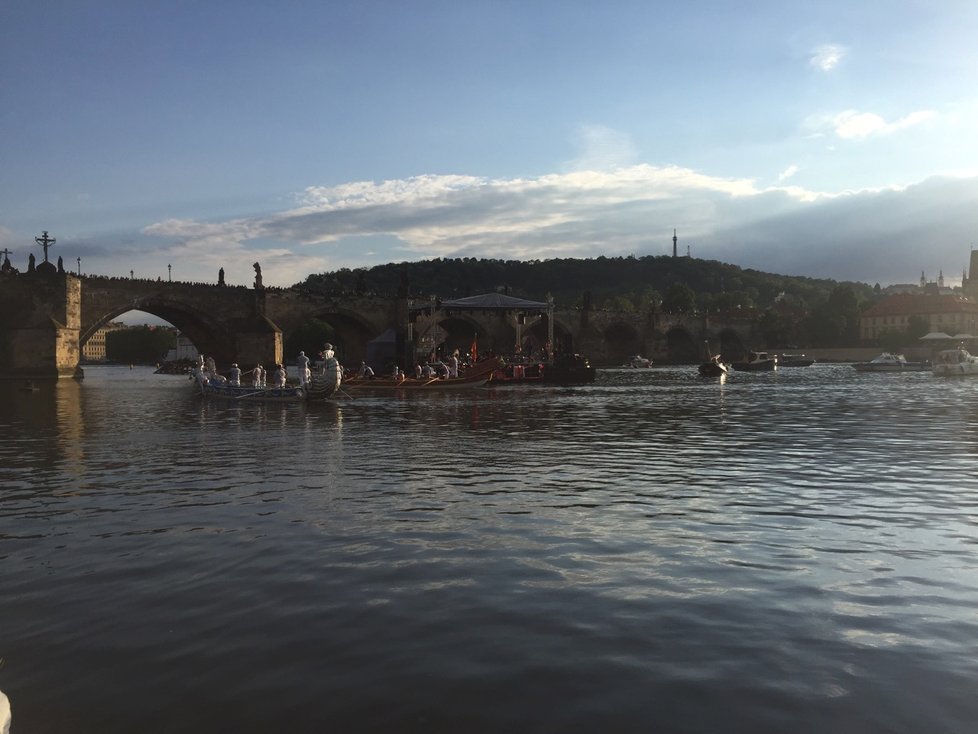 Benátské gondoly na hladině pražské Vltavy.