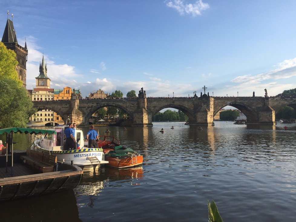 Benátské gondoly na hladině pražské Vltavy.