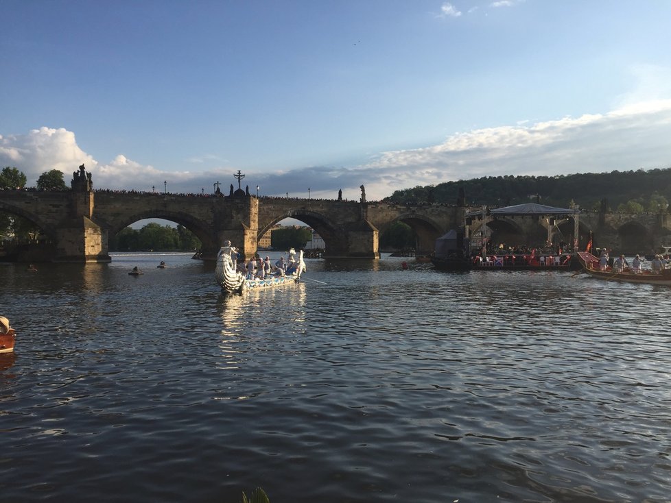 Benátské gondoly na hladině pražské Vltavy.