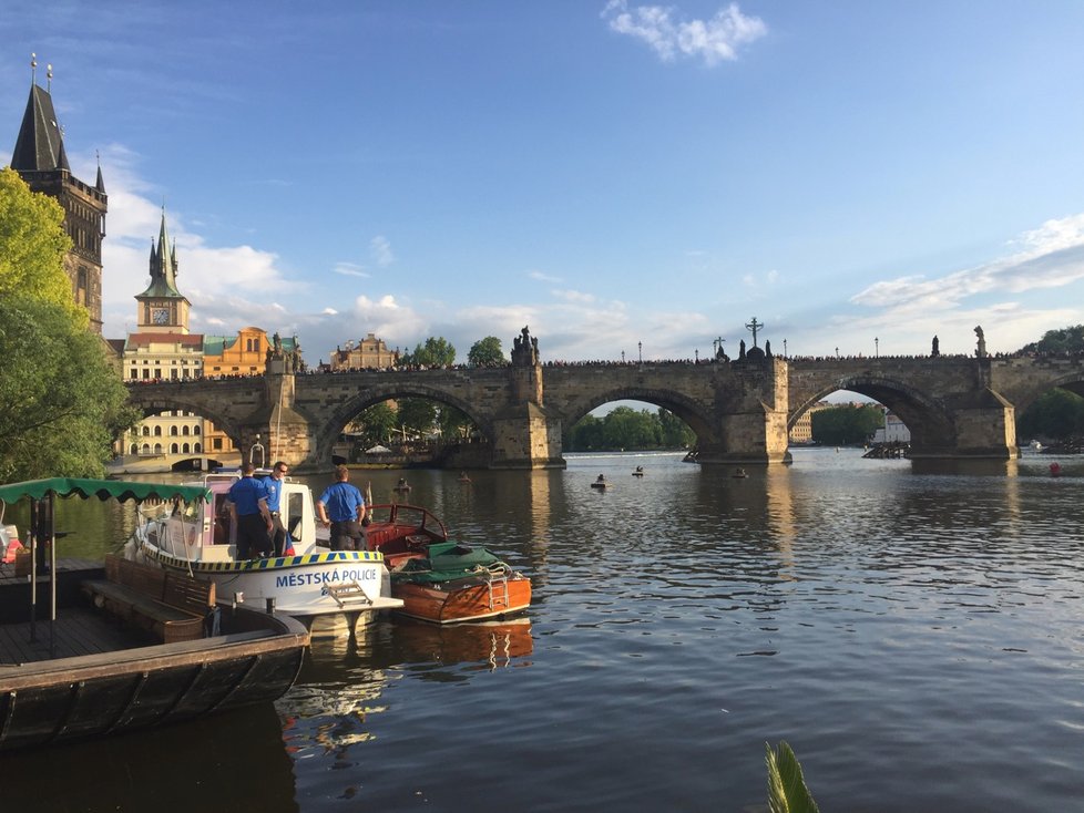 Benátské gondoly na hladině pražské Vltavy.