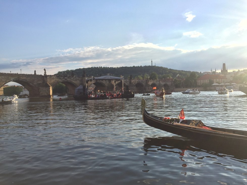 Benátské gondoly na hladině pražské Vltavy.