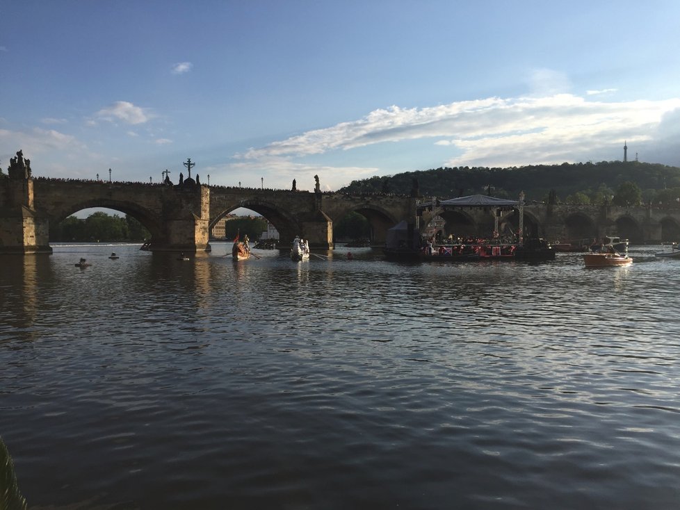 Benátské gondoly na hladině pražské Vltavy.