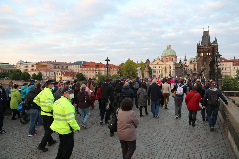 Pandemie koronaviru nepřekazila Svatojánské slavnosti Navalis. Proběhly 15. května, ale bez veřejnosti.