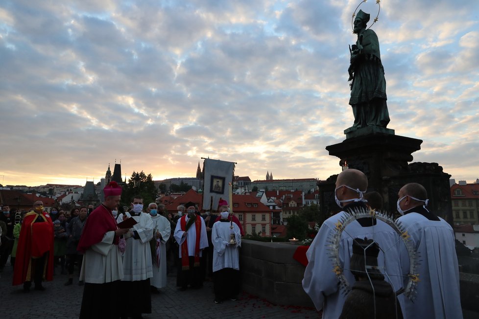 Pandemie koronaviru nepřekazila Svatojánské slavnosti Navalis. Proběhly 15. května, ale bez veřejnosti.