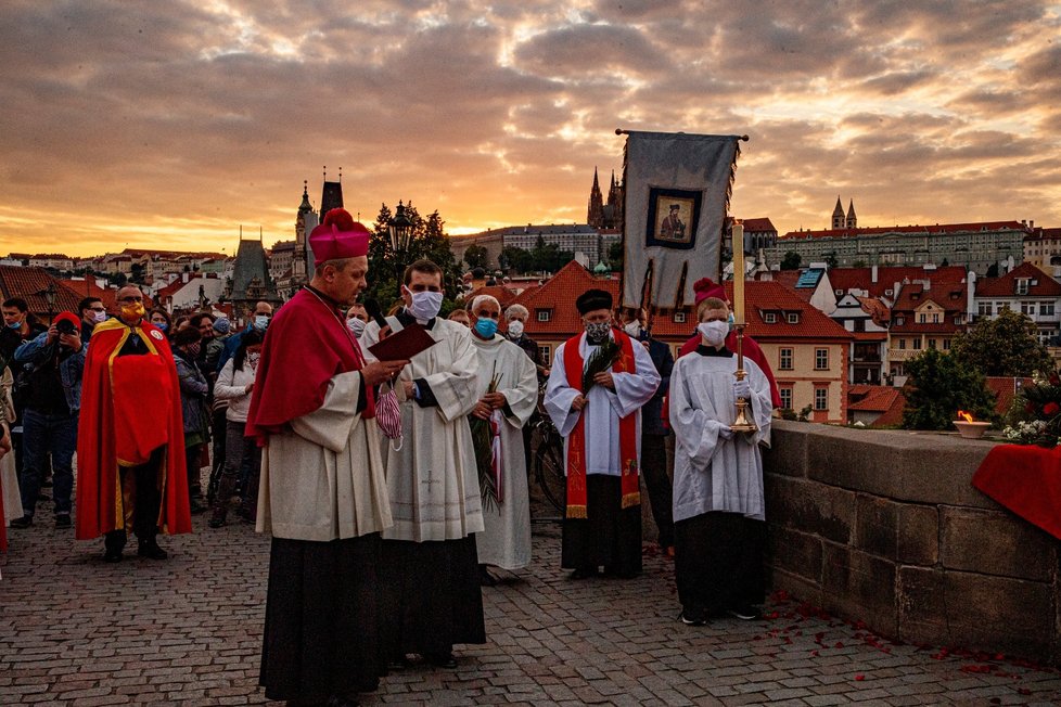 Pandemie koronaviru nepřekazila Svatojánské slavnosti Navalis. Proběhly 15. května, ale bez veřejnosti.