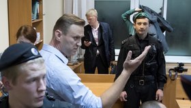 Soud poslal Navalného na 20 dní do vězení.