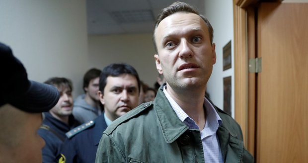 Narozeninový dárek pro Putina? Opoziční lídr Navalnyj jde na 20 dní za mříže