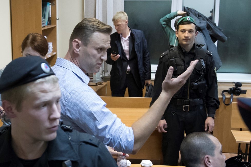 Soud poslal Navalného na 20 dní do vězení.