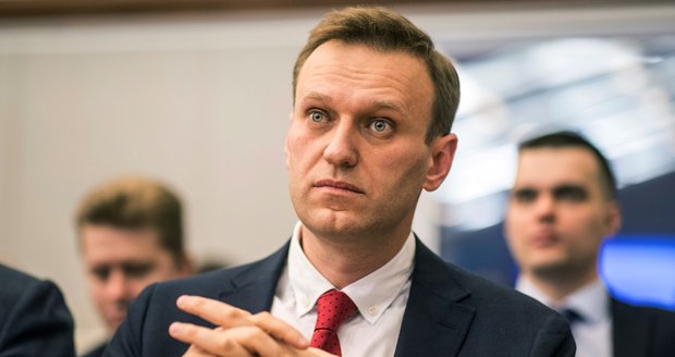 Policie vtrhla k opozičníkovi Navalnému. Je tu bomba, tvrdili při zatýkání
