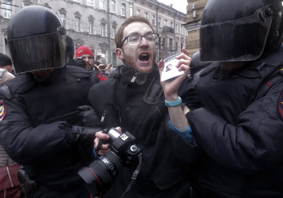 Při víkendových demonstracích bylo v Moskvě zadrželo několik stovek osob.
