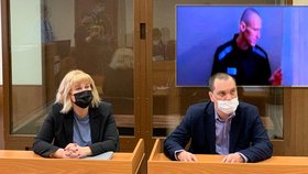 „Strašidelný kostlivec“ Navalnyj se ukázal u soudu po hladovce. Verdikt o údajné pomluvě nezvrátil