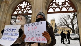 Svobodu pro Navalného! Tři desítky lidí demonstrovaly před ruským velvyslanectvím v Praze