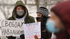 Tři desítky lidí demonstrovaly v Praze proti zadržení Navalného