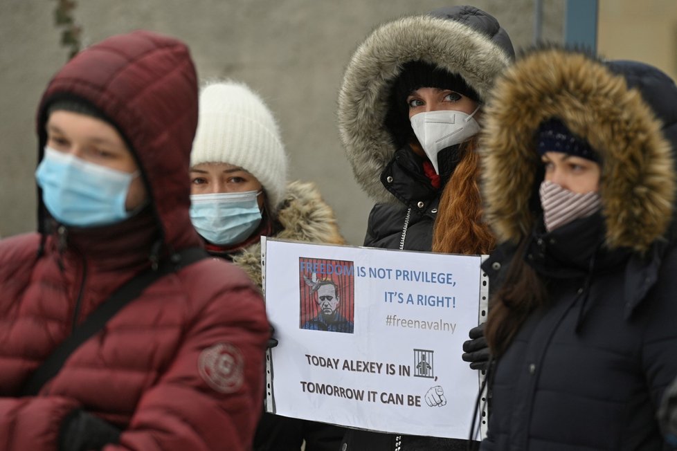 Tři desítky lidí demonstrovaly v Praze proti zadržení Navalného