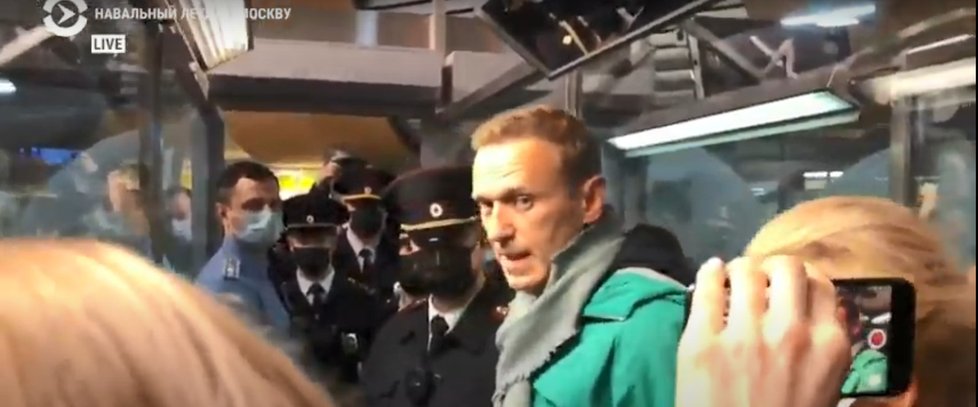 Ruský opoziční politik Alexej Navalnyj je zpátky v Moskvě. Hned po vystoupení z letadla ho ale policie zatkla. Stejně skončili i jeho stoupenci.