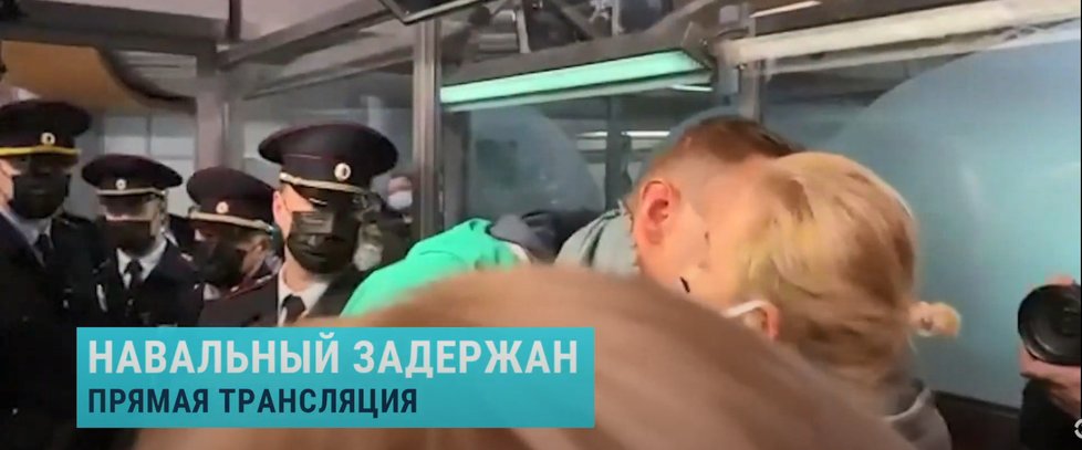 Ruský opoziční politik Alexej Navalnyj je zpátky v Moskvě. Hned po vystoupení z letadla ho ale policie zatkla. Stejně skončili i jeho stoupenci.
