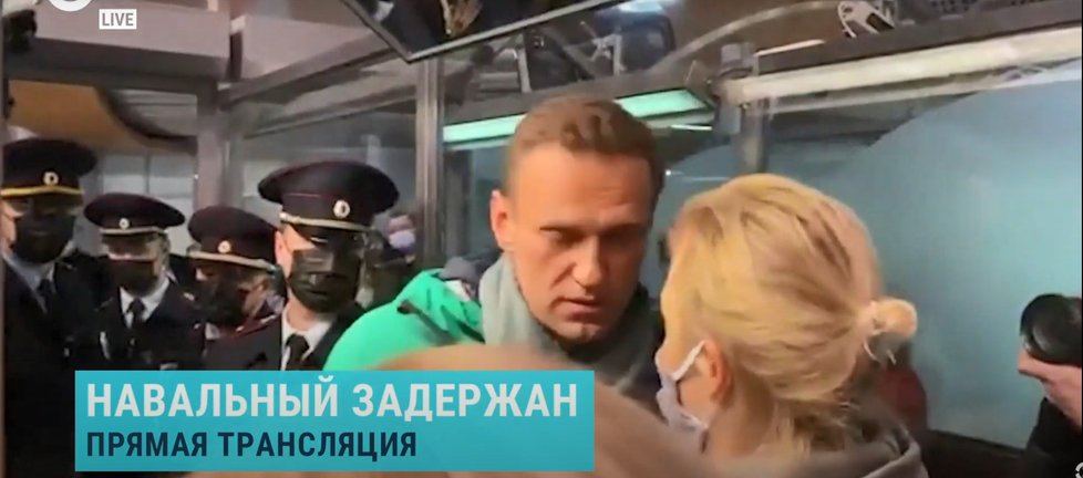 Ruský opoziční politik Alexej Navalnyj je zpátky v Moskvě. Hned po vystoupení z letadla ho ale policie zatkla. Stejně skončili i jeho stoupenci.