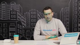Navalného polili zelenou barvou a poleptali mu oko.