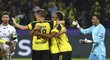 Fotbalisté Borussie Dortmund slaví gól do sítě Realu Madrid