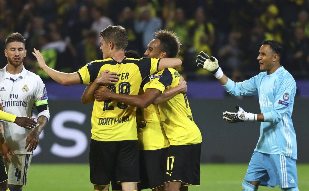 Fotbalisté Borussie Dortmund slaví gól do sítě Realu Madrid