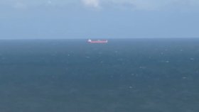 Tanker Nave Andromeda u pobřeží jihoanglického ostrova Wight (25. 10. 2020)