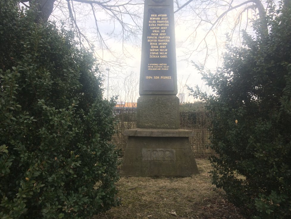 Pomník na písnické návsi připomíná smrt 14 jejích obyvatel v 1. světové válce.